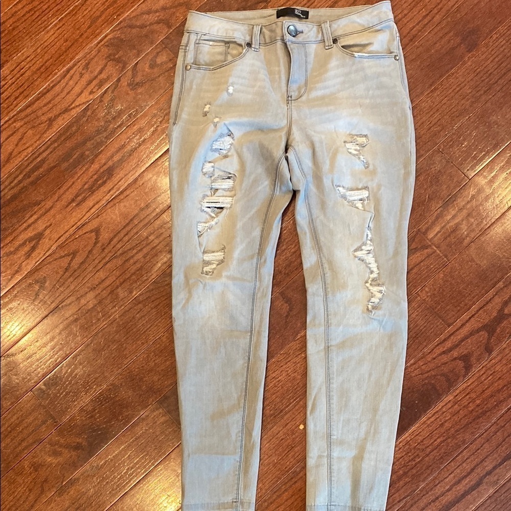 NWOT 1822 Distressed Gray Women's Jeans